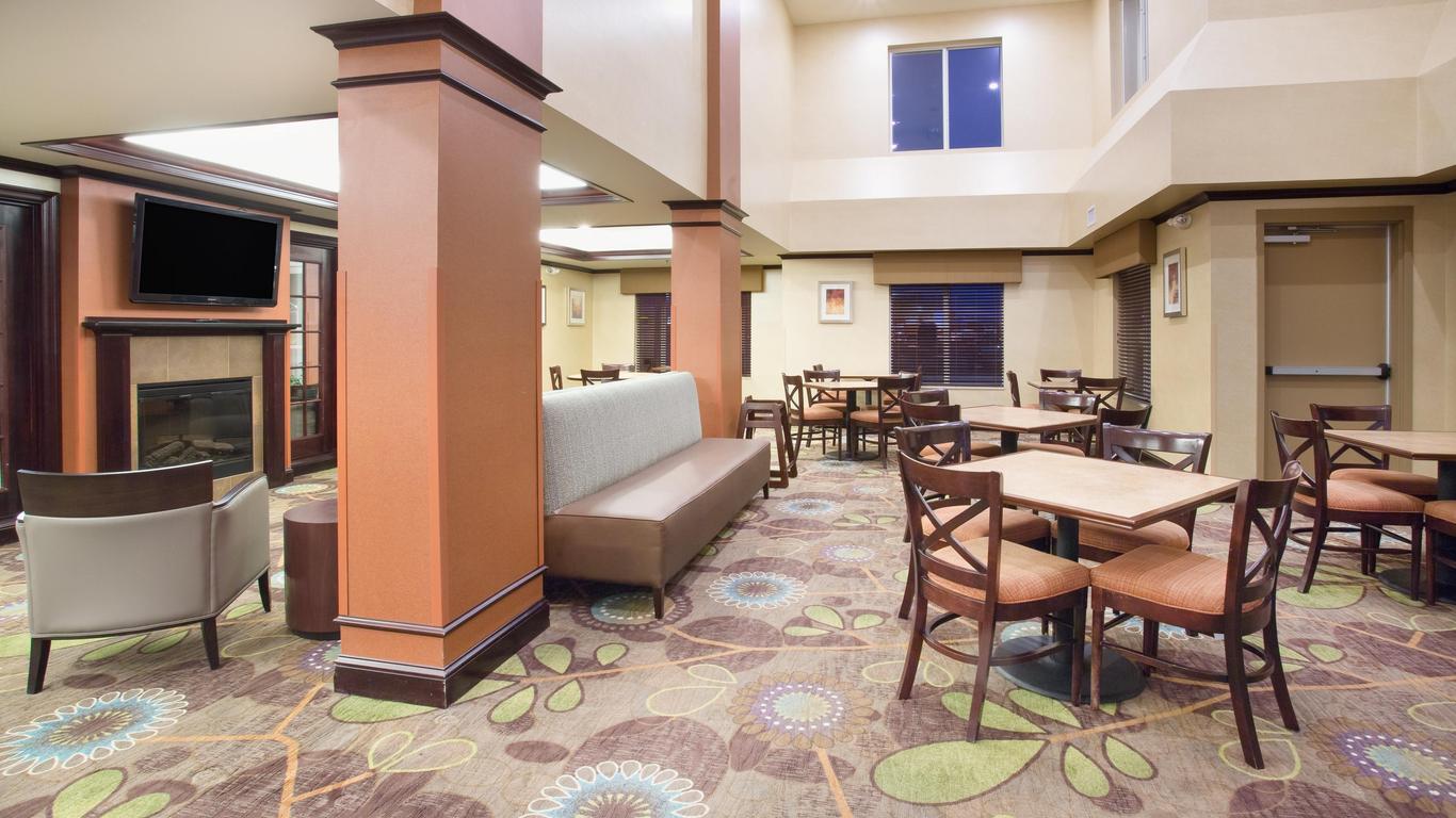 Holiday Inn Express & Suites Minot